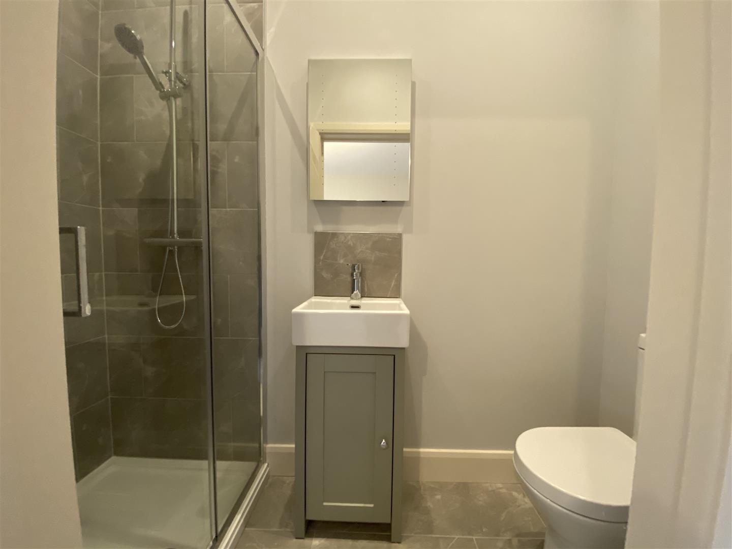 EN SUITE SHOWER ROOM